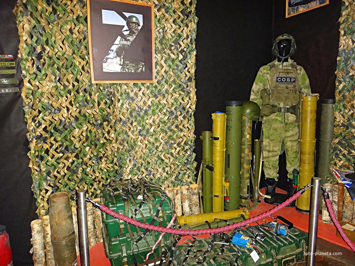 Краеведческий музей. Экспозиция по вооружению и экипировке современной армии.