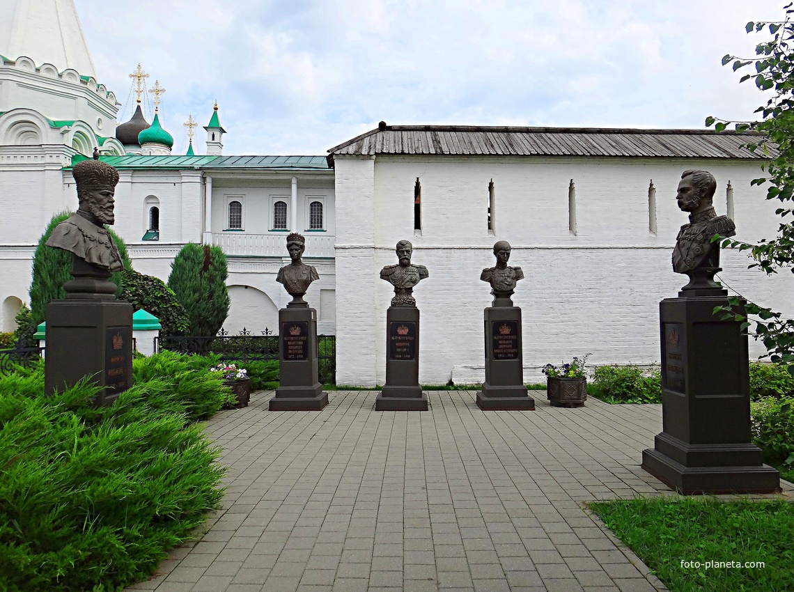Вознесенский Печерский мужской монастырь. Cквер с бюстами российских правителей. Аллея династии Романовых.