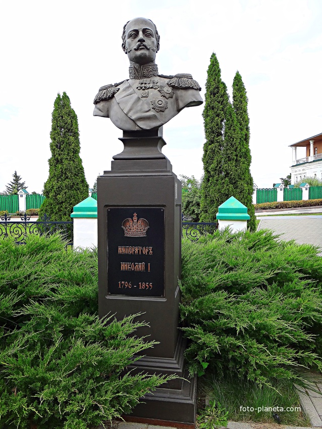 Вознесенский Печерский мужской монастырь. Cквер с бюстами российских правителей. Аллея династии Романовых. Император Николай I.