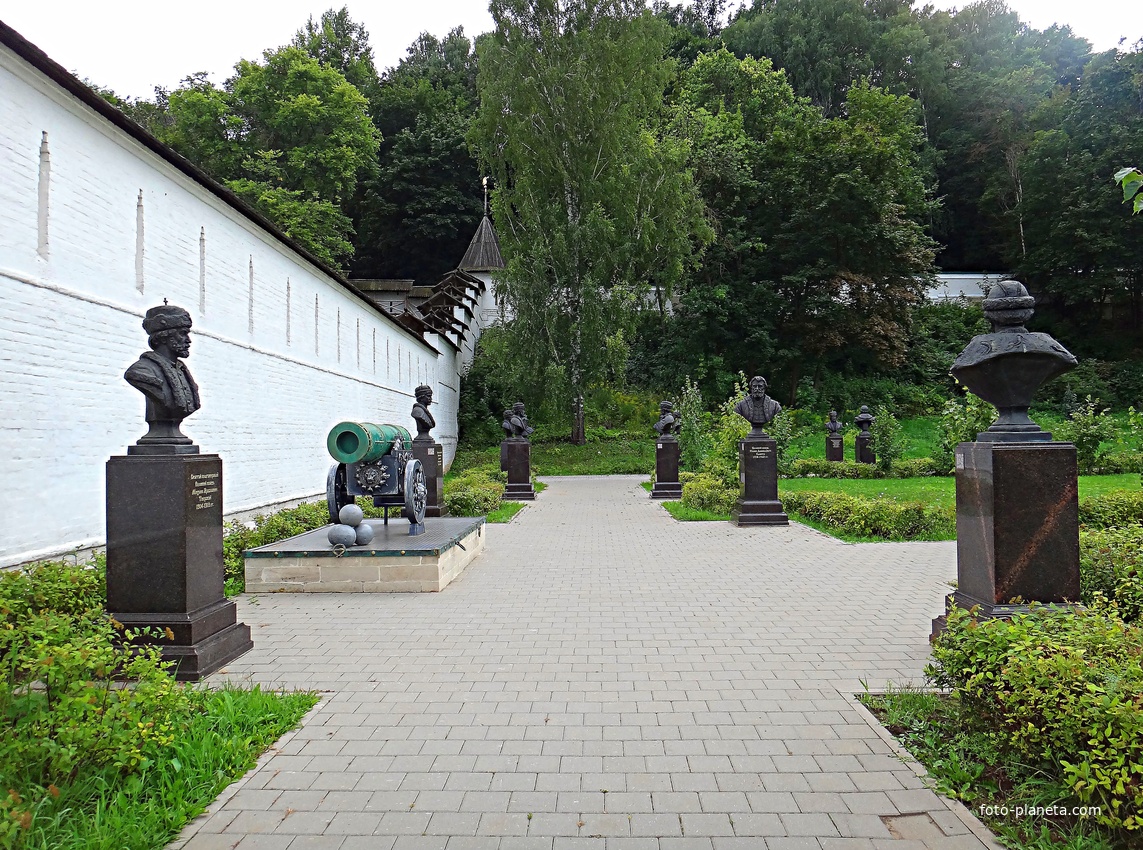 Вознесенский Печерский мужской монастырь. Cквер с бюстами российских правителей. Аллея династии Рюриковичей. По границам сквера стены монастыря и южная башня.