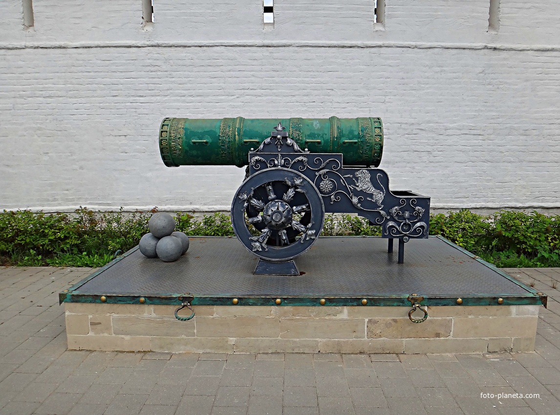 Вознесенский Печерский мужской монастырь. Cквер с бюстами российских правителей. Аллея династии Рюриковичей. Уменьшенная копия царь-пушки.