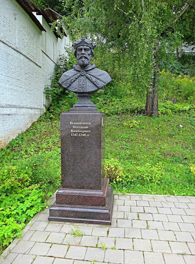 Вознесенский Печерский мужской монастырь. Cквер с бюстами российских правителей. Аллея династии Рюриковичей. Великий князь Святослав Всеволодович.