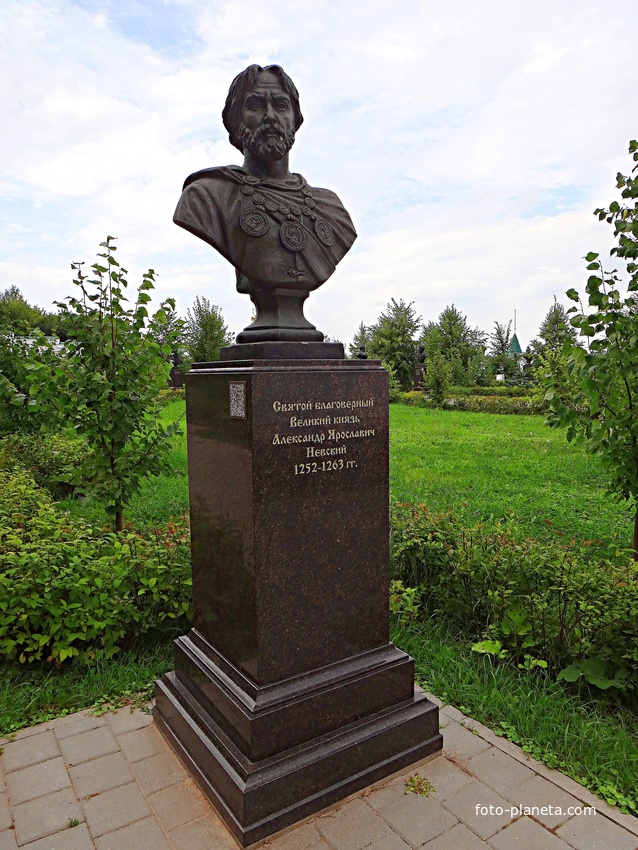 Вознесенский Печерский мужской монастырь. Cквер с бюстами российских правителей. Аллея династии Рюриковичей. Великий князь Александр Ярославич Невский.