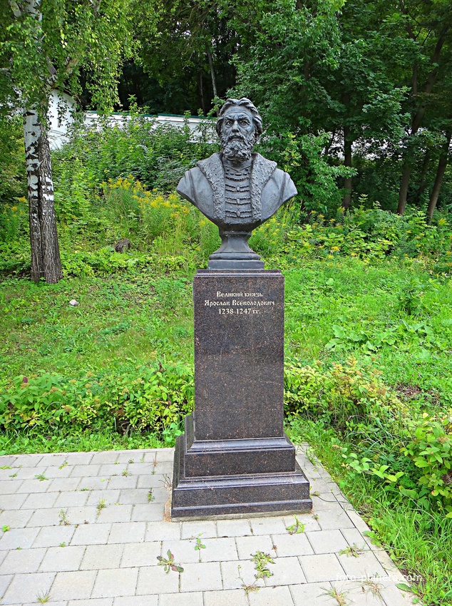 Вознесенский Печерский мужской монастырь. Cквер с бюстами российских правителей. Аллея династии Рюриковичей. Великий князь Ярослав Всеволодович.