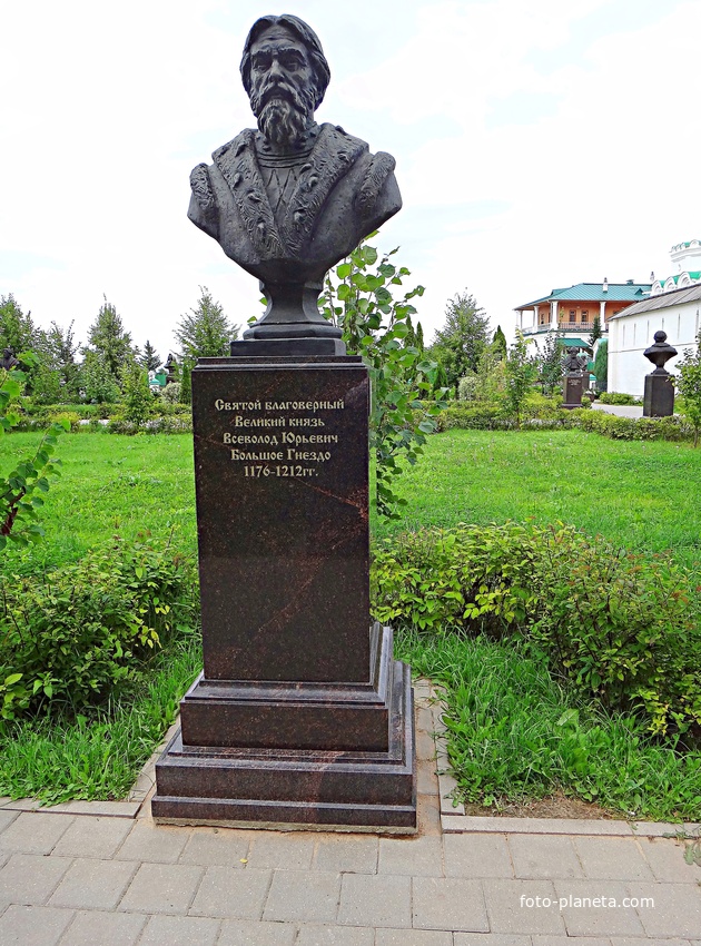 Вознесенский Печерский мужской монастырь. Cквер с бюстами российских правителей. Аллея династии Рюриковичей. Великий князь Всеволод Юрьевич Большое Гнездо.