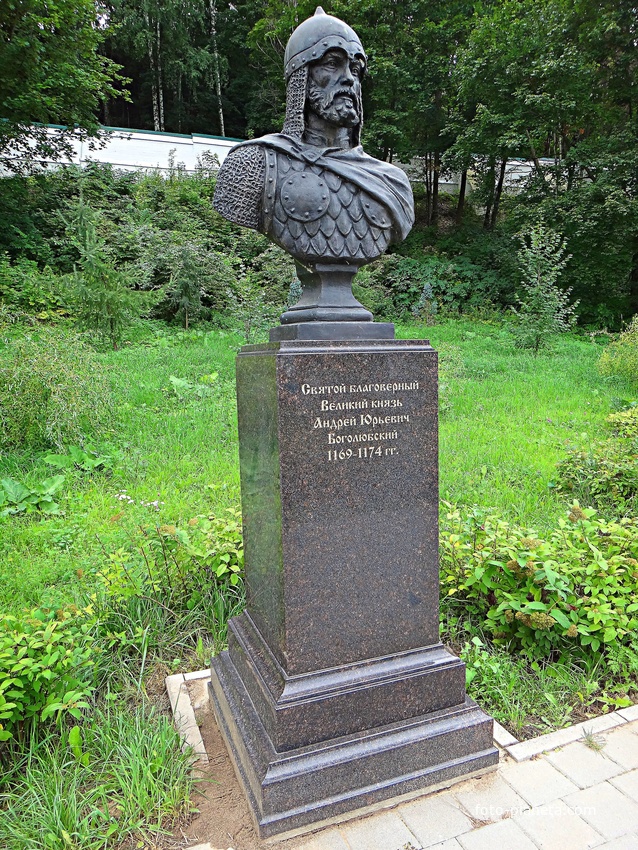 Вознесенский Печерский мужской монастырь. Cквер с бюстами российских правителей. Аллея династии Рюриковичей. Великий князь Андрей Юрьевич Боголюбский.
