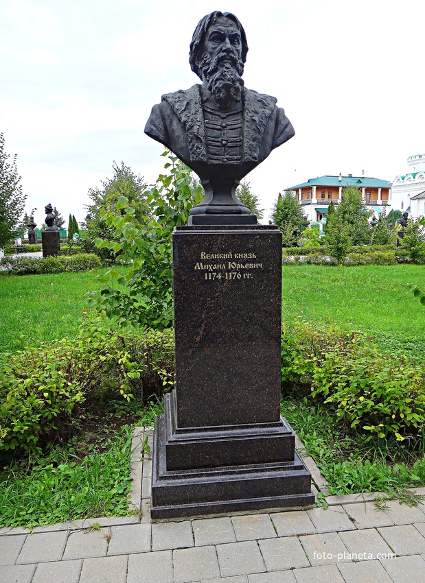 Вознесенский Печерский мужской монастырь. Cквер с бюстами российских правителей. Аллея династии Рюриковичей. Великий князь Михаил Юрьевич.