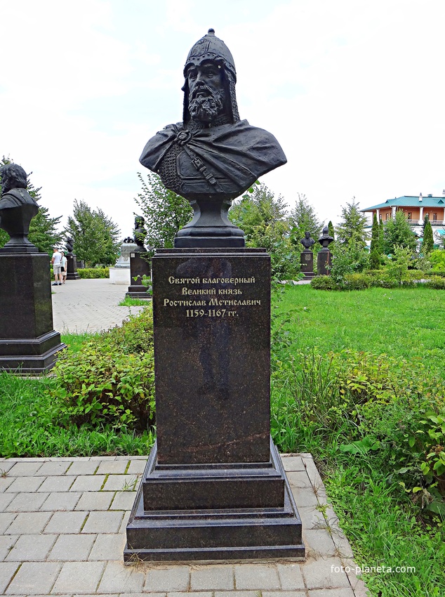 Вознесенский Печерский мужской монастырь. Cквер с бюстами российских правителей. Аллея династии Рюриковичей. Великий князь Ростислав Мстиславич.
