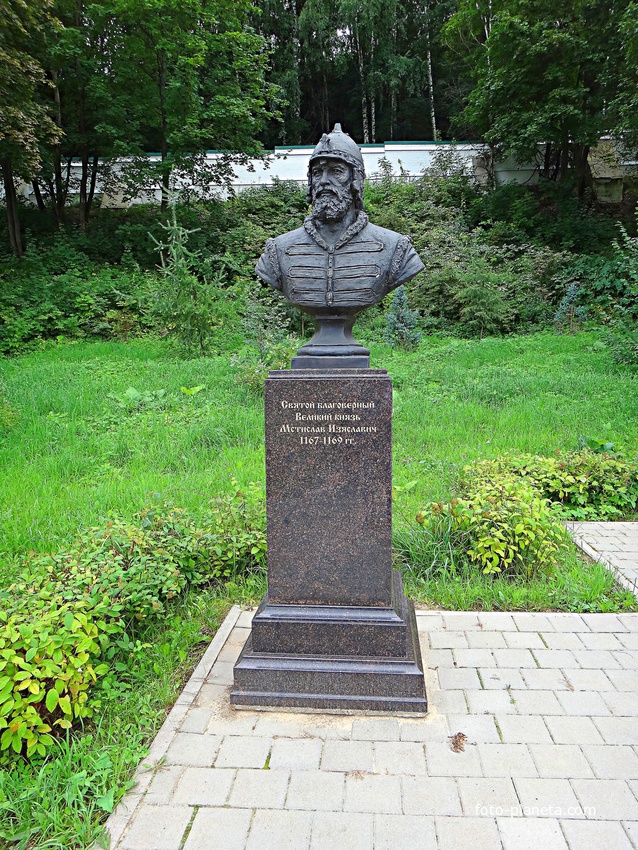 Вознесенский Печерский мужской монастырь. Cквер с бюстами российских правителей. Аллея династии Рюриковичей. Великий князь Мстислав Изяславич.