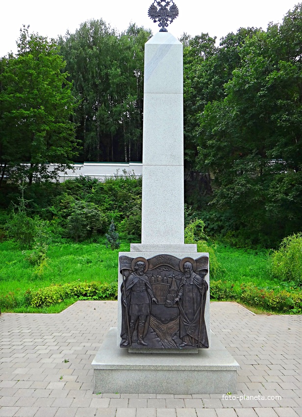 Вознесенский Печерский мужской монастырь. Cквер с бюстами российских правителей. Памятник в честь 800-летия Нижнего Новгорода.