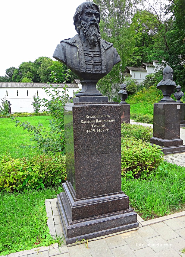 Вознесенский Печерский мужской монастырь. Cквер с бюстами российских правителей. Аллея династии Рюриковичей. Великий князь Василий Васильевич Тёмный.