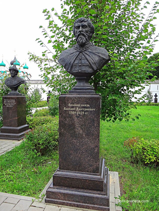 Вознесенский Печерский мужской монастырь. Cквер с бюстами российских правителей. Аллея династии Рюриковичей. Великий князь Василий Дмитриевич.