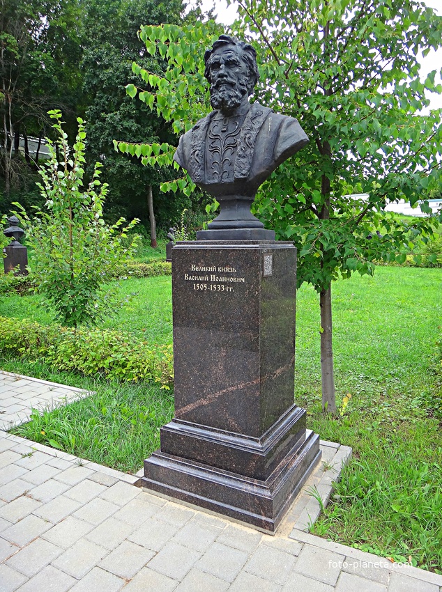 Вознесенский Печерский мужской монастырь. Cквер с бюстами российских правителей. Аллея династии Рюриковичей. Великий князь Василий Иоаннович.