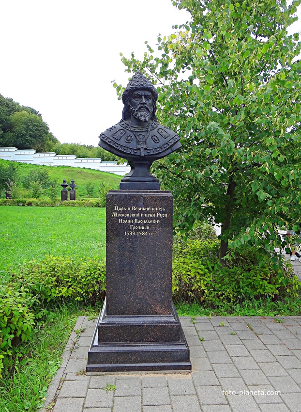 Вознесенский Печерский мужской монастырь. Cквер с бюстами российских правителей. Аллея династии Рюриковичей. Царь и великий князь Московский и всея Руси Иоанн Васильевич Грозный.