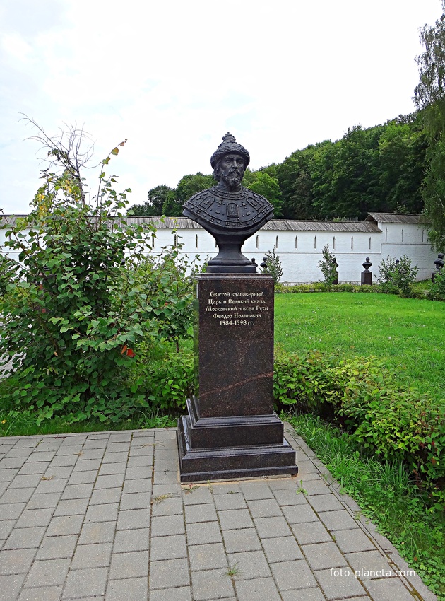 Вознесенский Печерский мужской монастырь. Cквер с бюстами российских правителей. Аллея династии Рюриковичей. Царь и великий князь Московский и всея Руси Фёдор Иоаннович.