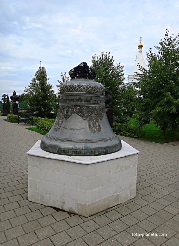 Вознесенский Печерский мужской монастырь. Cквер с бюстами российских правителей. Данный колокол стоял на небольшом постаменте с правой стороны возле входа в Старо-Ярмарочный  собор. В звоне он не участвовал, поскольку имеет трещину.