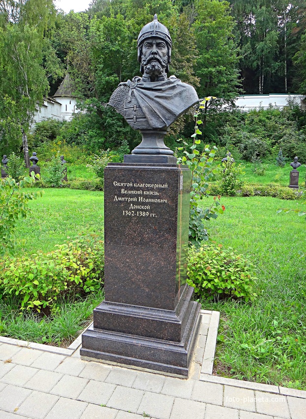 Вознесенский Печерский мужской монастырь. Cквер с бюстами российских правителей. Аллея династии Рюриковичей. Великий князь Дмитрий Иоаннович Донской.