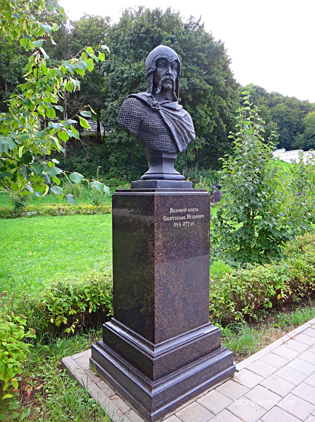 Вознесенский Печерский мужской монастырь. Cквер с бюстами российских правителей. Аллея династии Рюриковичей. Великий князь Святослав Игоревич.