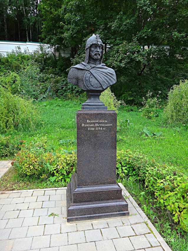 Вознесенский Печерский мужской монастырь. Cквер с бюстами российских правителей. Аллея династии Рюриковичей. Великий князь Изяслав Мстиславич.