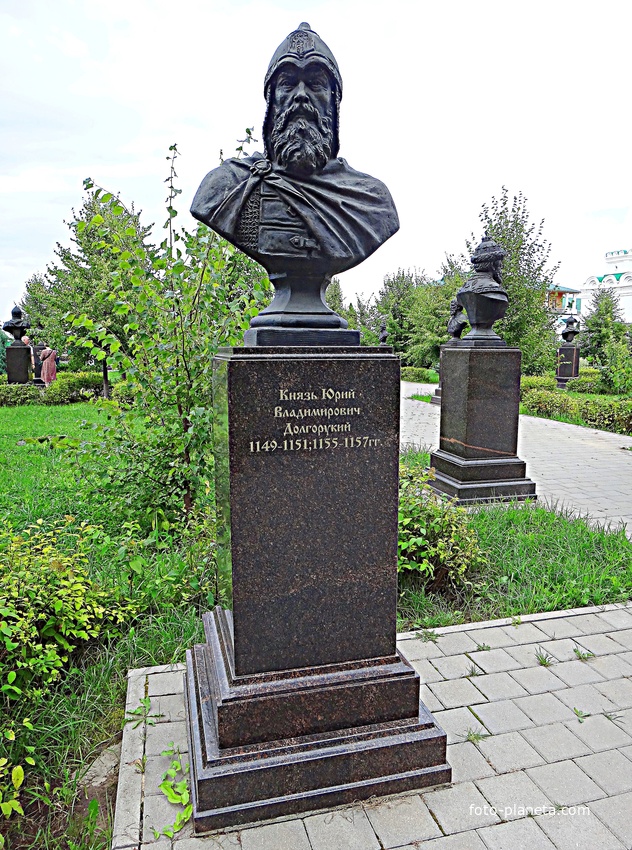 Вознесенский Печерский мужской монастырь. Cквер с бюстами российских правителей. Аллея династии Рюриковичей. Князь Юрий Владимирович Долгорукий.