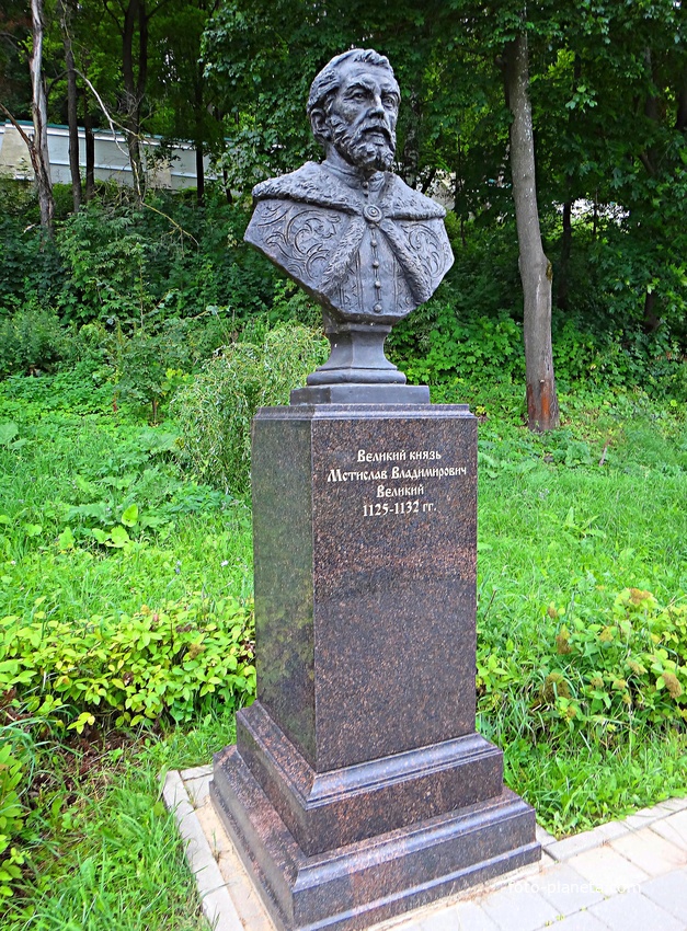 Вознесенский Печерский мужской монастырь. Cквер с бюстами российских правителей. Аллея династии Рюриковичей. Великий князь Мстислав Владимирович Великий.