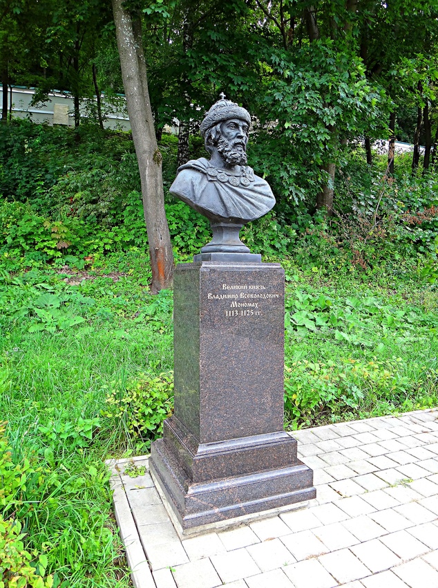 Вознесенский Печерский мужской монастырь. Cквер с бюстами российских правителей. Аллея династии Рюриковичей. Великий князь Владимиров Всеволодович Мономах.