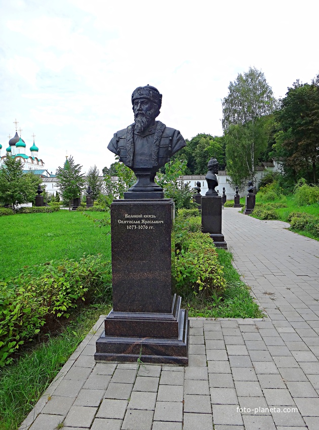 Вознесенский Печерский мужской монастырь. Cквер с бюстами российских правителей. Аллея династии Рюриковичей. Великий князь Святослав Ярославич.