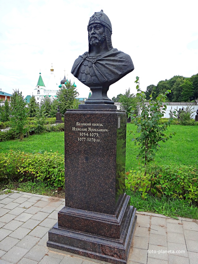 Вознесенский Печерский мужской монастырь. Cквер с бюстами российских правителей. Аллея династии Рюриковичей. Великий князь Изяслав Ярославич.
