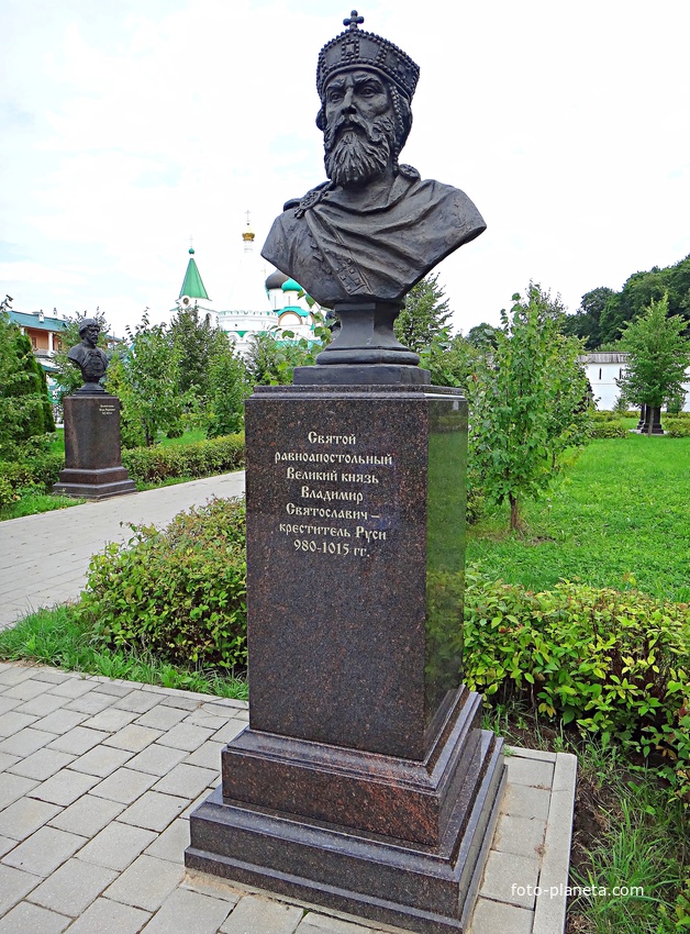 Вознесенский Печерский мужской монастырь. Cквер с бюстами российских правителей. Аллея династии Рюриковичей. Великий князь Владимир Святославич - креститель Руси.