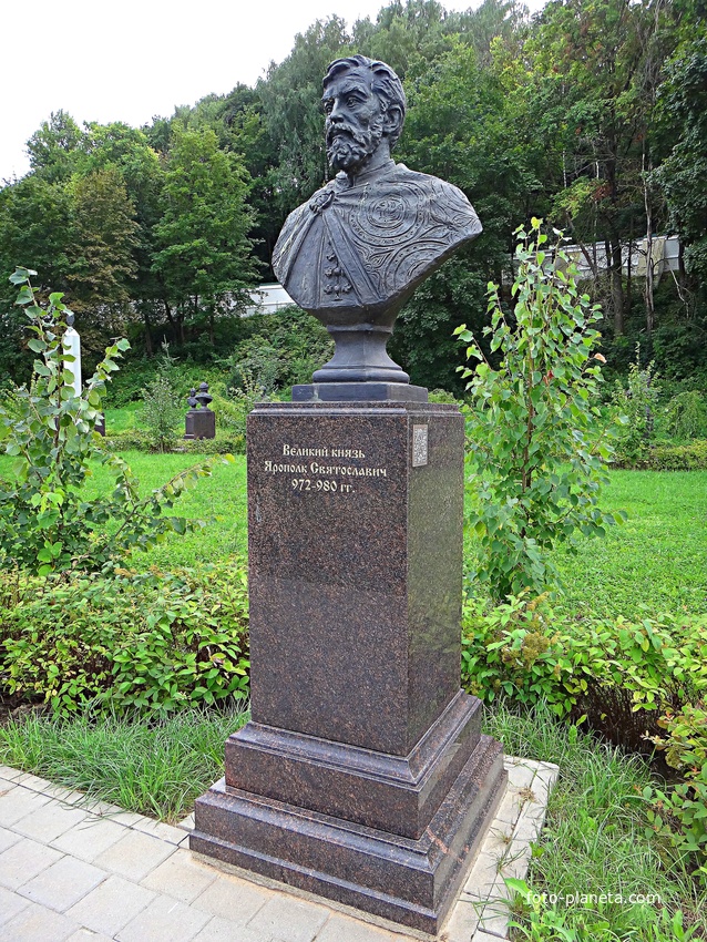 Вознесенский Печерский мужской монастырь. Cквер с бюстами российских правителей. Аллея династии Рюриковичей. Великий князь Ярополк Святославич.