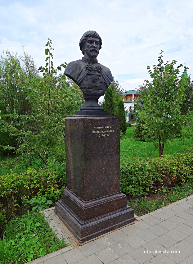 Вознесенский Печерский мужской монастырь. Cквер с бюстами российских правителей. Аллея династии Рюриковичей. Великий князь Игорь Рюрикович.