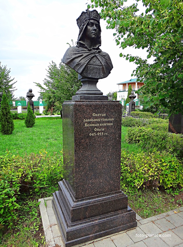 Вознесенский Печерский мужской монастырь. Cквер с бюстами российских правителей. Аллея династии Рюриковичей. Великая княгиня Ольга.