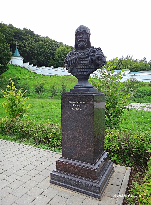 Вознесенский Печерский мужской монастырь. Cквер с бюстами российских правителей. Аллея династии Рюриковичей. Великий князь Рюрик.