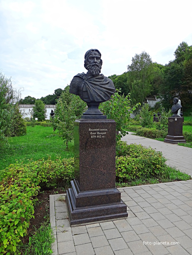 Вознесенский Печерский мужской монастырь. Cквер с бюстами российских правителей. Аллея династии Рюриковичей. Великий князь Олег Вещий.