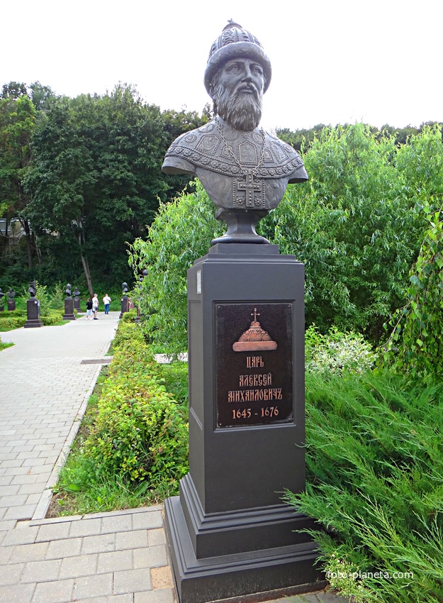 Вознесенский Печерский мужской монастырь. Cквер с бюстами российских правителей. Аллея династии Романовых. Царь Алексей Михайлович.