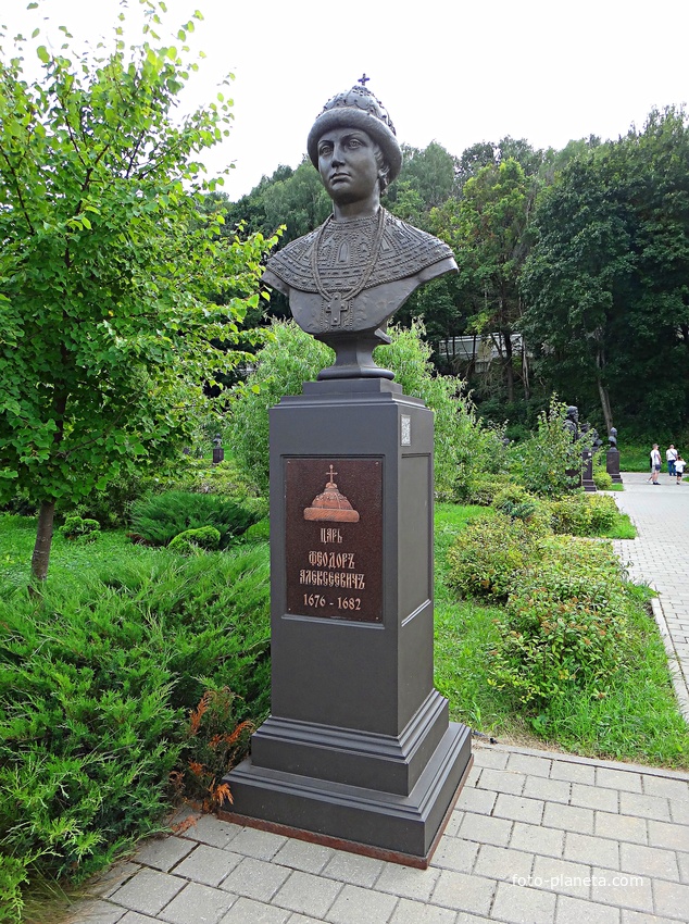 Вознесенский Печерский мужской монастырь. Cквер с бюстами российских правителей. Аллея династии Романовых. Царь Феодор Алексеевич.