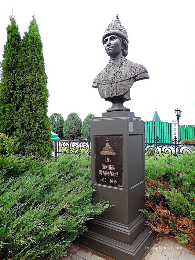 Вознесенский Печерский мужской монастырь. Cквер с бюстами российских правителей. Аллея династии Романовых. Царь Михаил Феодорович.