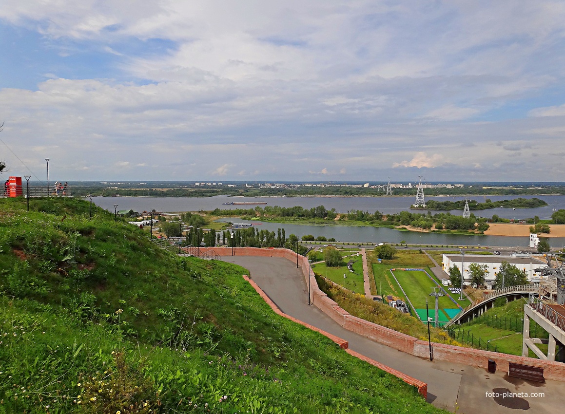Вид на акваторию и побережье Волги с обзорной площадки на Казанском съезде. Справа - часть трамплина К-60.