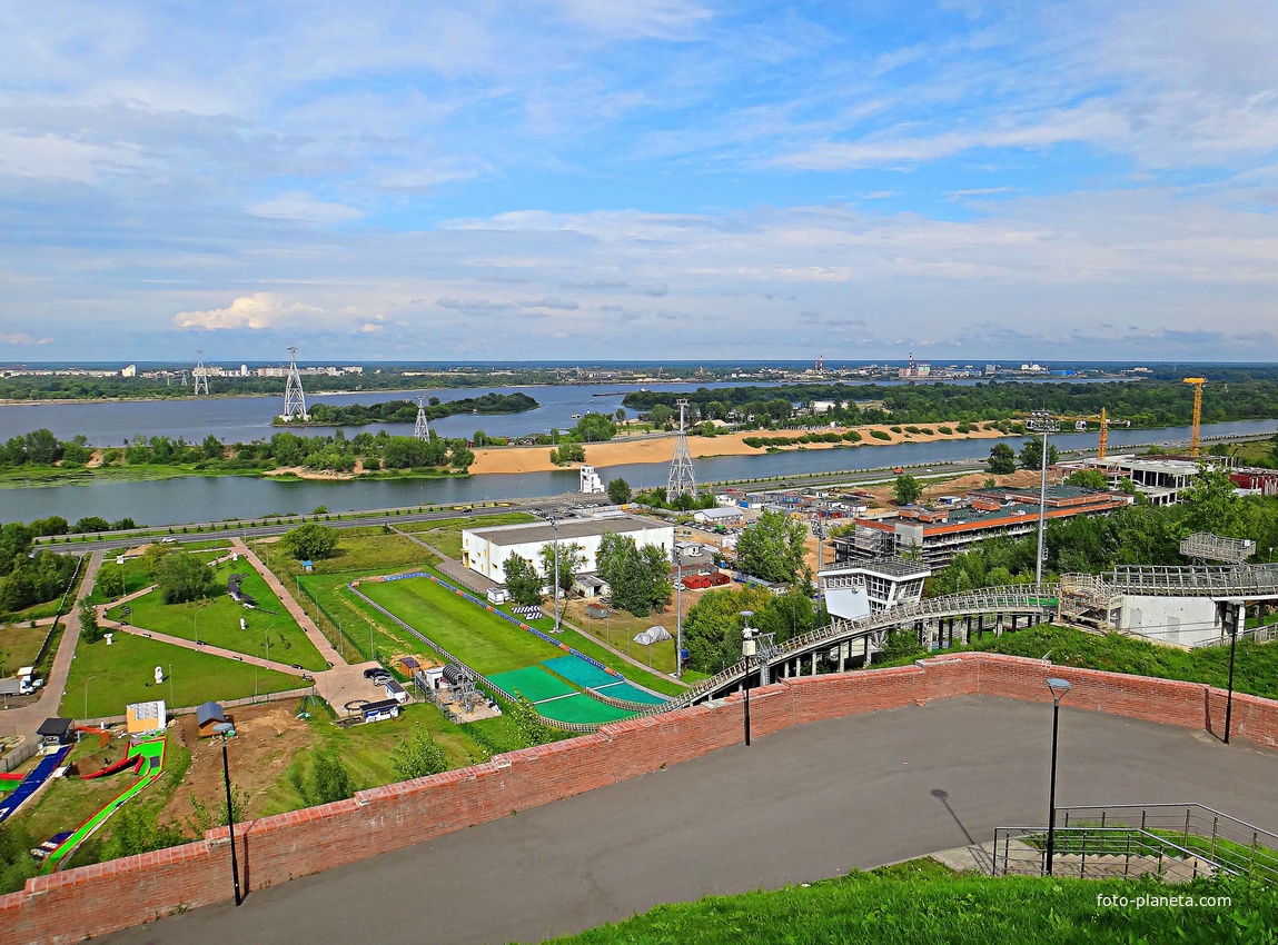 Вид на акваторию и побережье Волги с обзорной площадки на Казанском съезде. На переднем плане - гребной канал, справа - часть трамплина К-60.