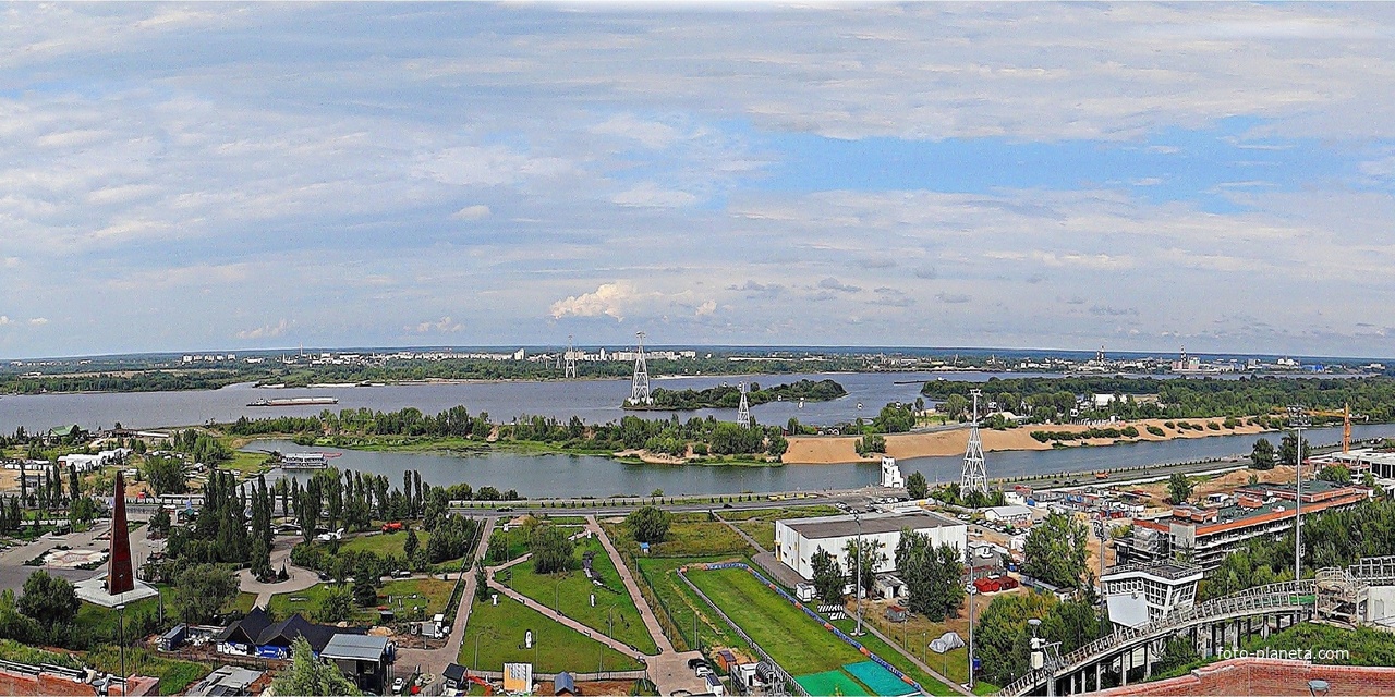 Панорама акватории Волги и прибрежной зоны с обзорной площадке на Казанском съезде. На переднем плане - гребной канал.