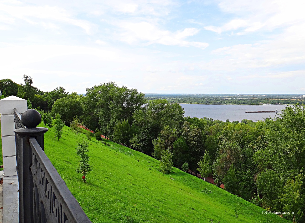 Вид с Верхне-Волжской набережной на склон к Казанскому съезду, Александровский сад, акваторию Волги и прибрежную зону.