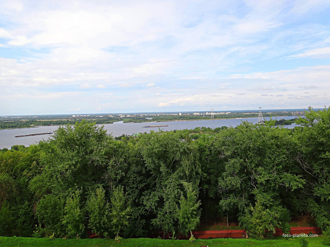 Вид с Верхне-Волжской набережной на Александровский сад, акваторию Волги и прибрежную зону.