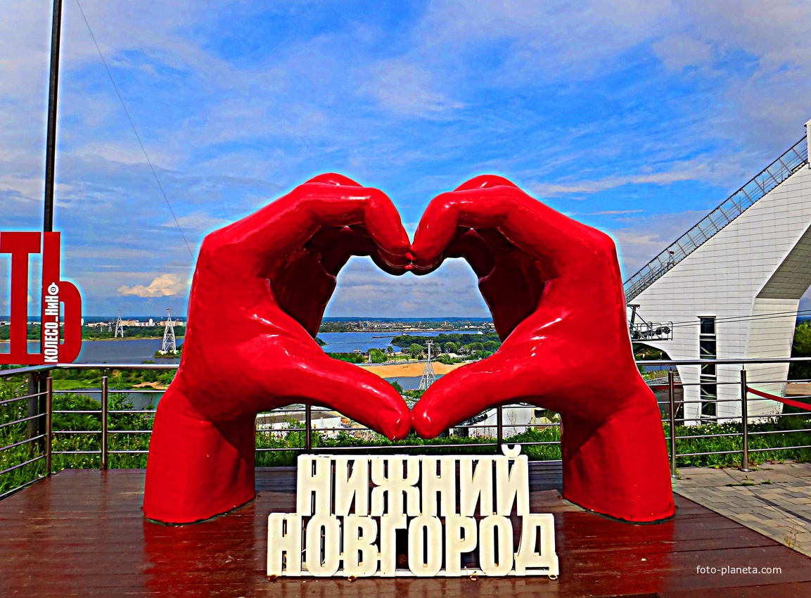 Арт-объект &quot;Руки и сердце&quot; на обзорной площадке на Казанском съезде.