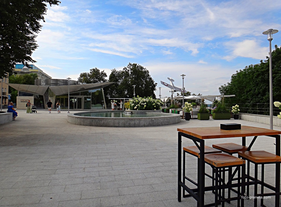 Фонтан и макет самолёта «Ньюпор-4» на Верхне-Волжской набережной.