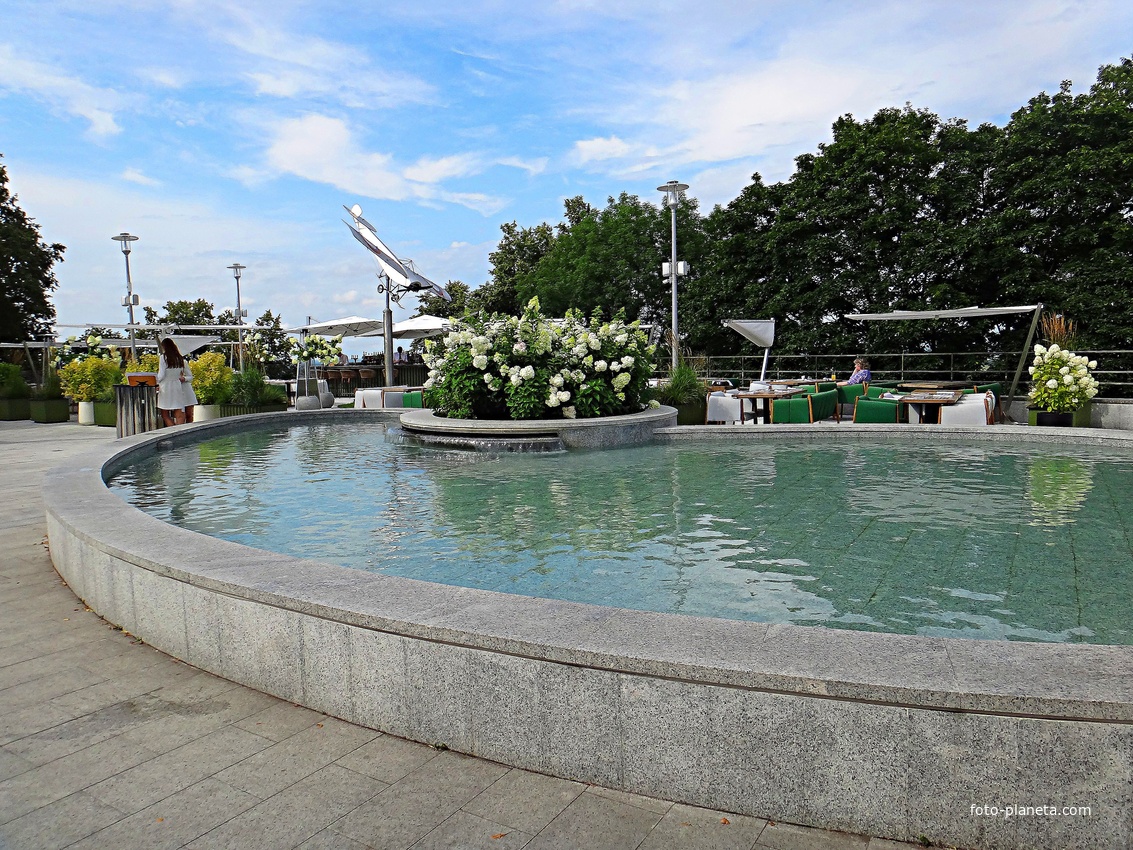 Фонтан и макет самолёта «Ньюпор-4» на Верхне-Волжской набережной.