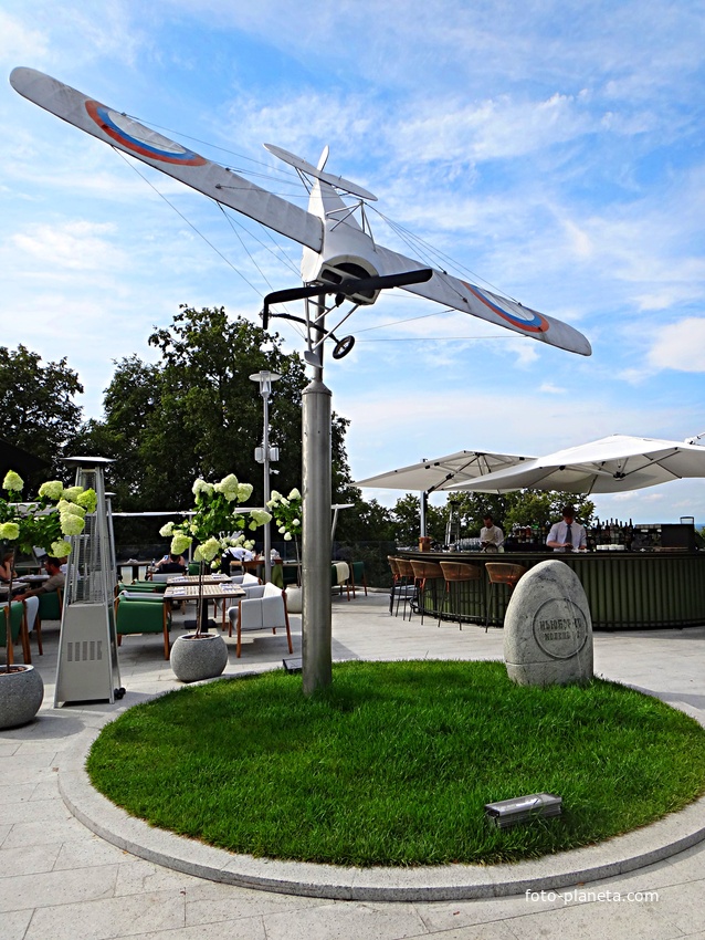 Макет самолёта «Ньюпор-4» на Верхне-Волжской набережной. На этом самолёте в 1913 г. легендарный лётчик Пётр Нестеров впервые в истории авиации выполнил фигуру высшего пилотажа — «мёртвую петлю».