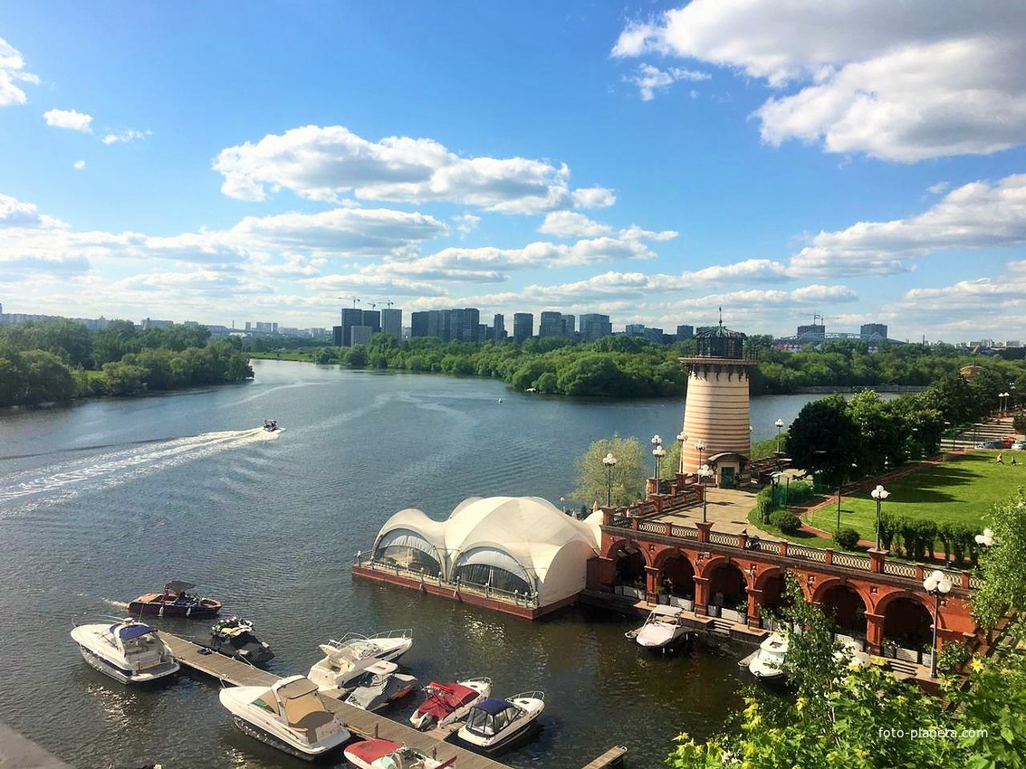 Яхт-клуб &lt;&lt;Алые паруса&gt;&gt; у канала им. Москвы и излучины Москвы-реки
