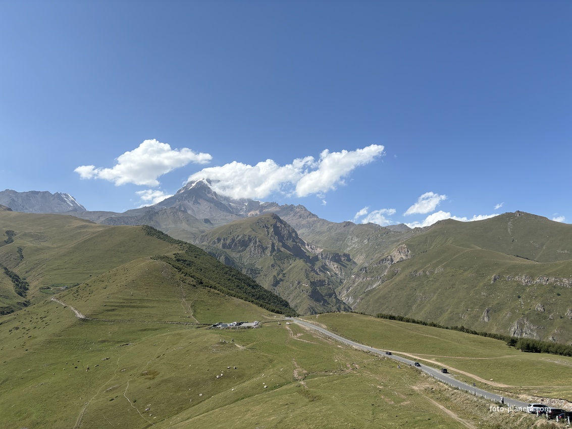 Вид на Казбек со стороны Троицкой церкви