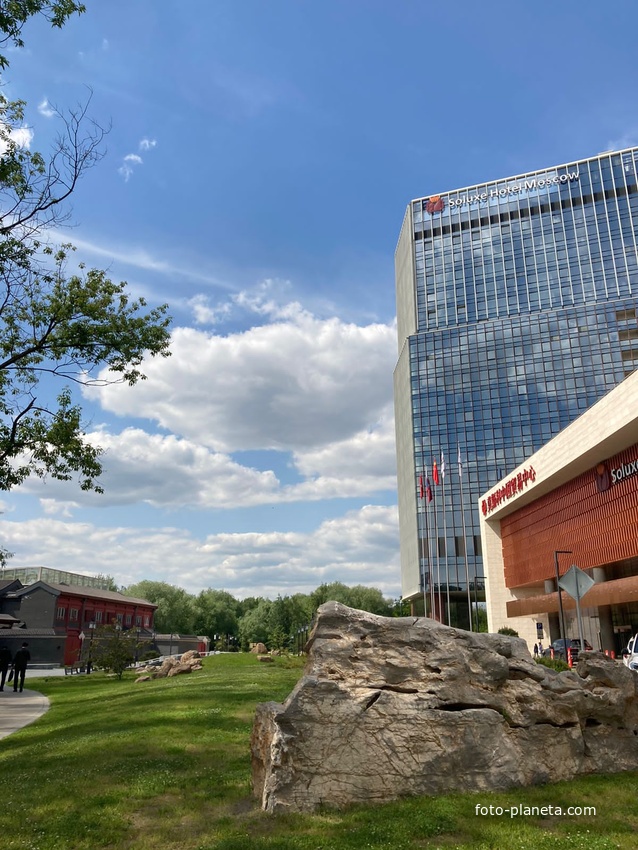 У китайского делового центра &lt;&lt;Парк Хуамин&gt;&gt;