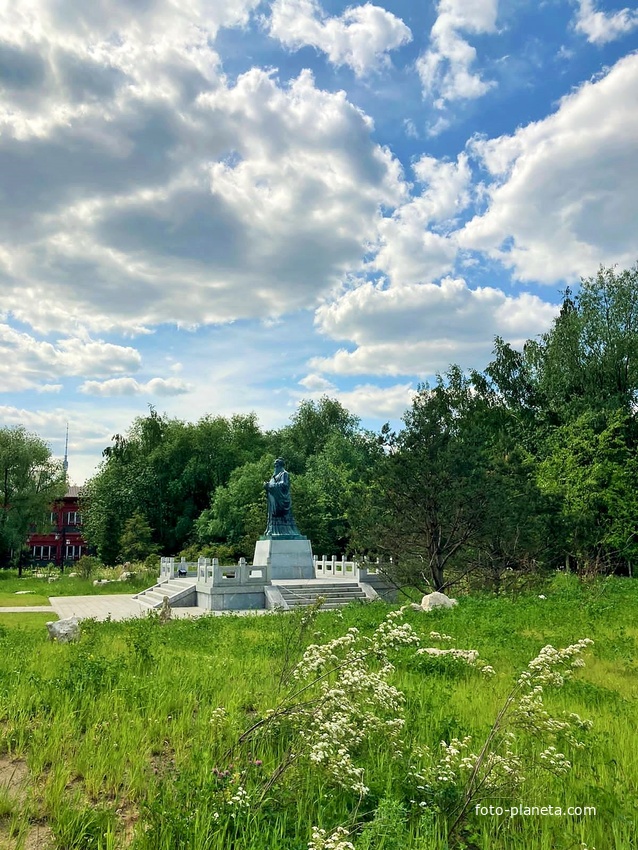 Китайский ландшафтный парк &lt;&lt;Хуамин&gt;&gt; - Вид на памятник Конфуцию